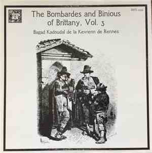 Bagad Kadoudal De La Kevrenn De Rennes - The Bombardes And Binious Of Britt ...